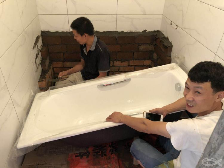 也許是小魚網上第一戶直播安裝浴缸的過程！還是鑄鐵浴缸！