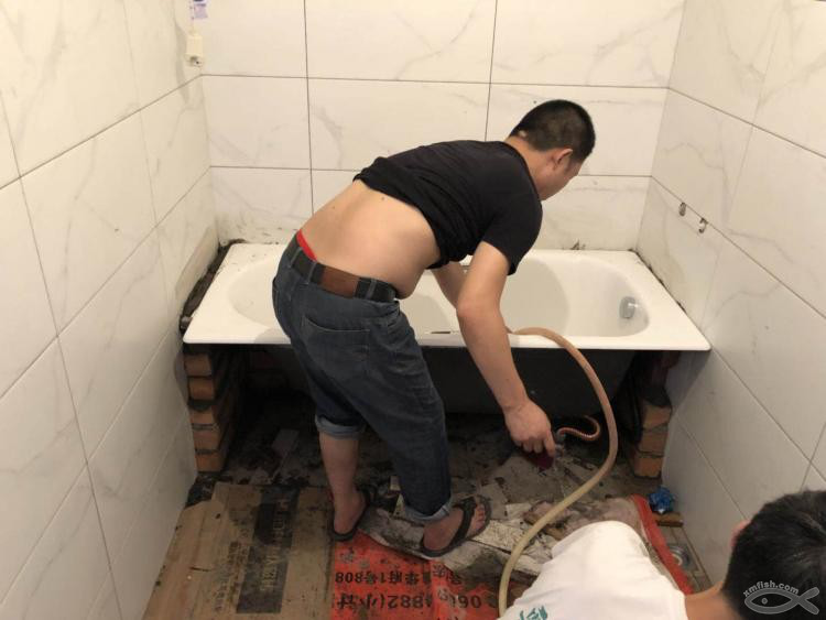 也許是小魚網上第一戶直播安裝浴缸的過程！還是鑄鐵浴缸！